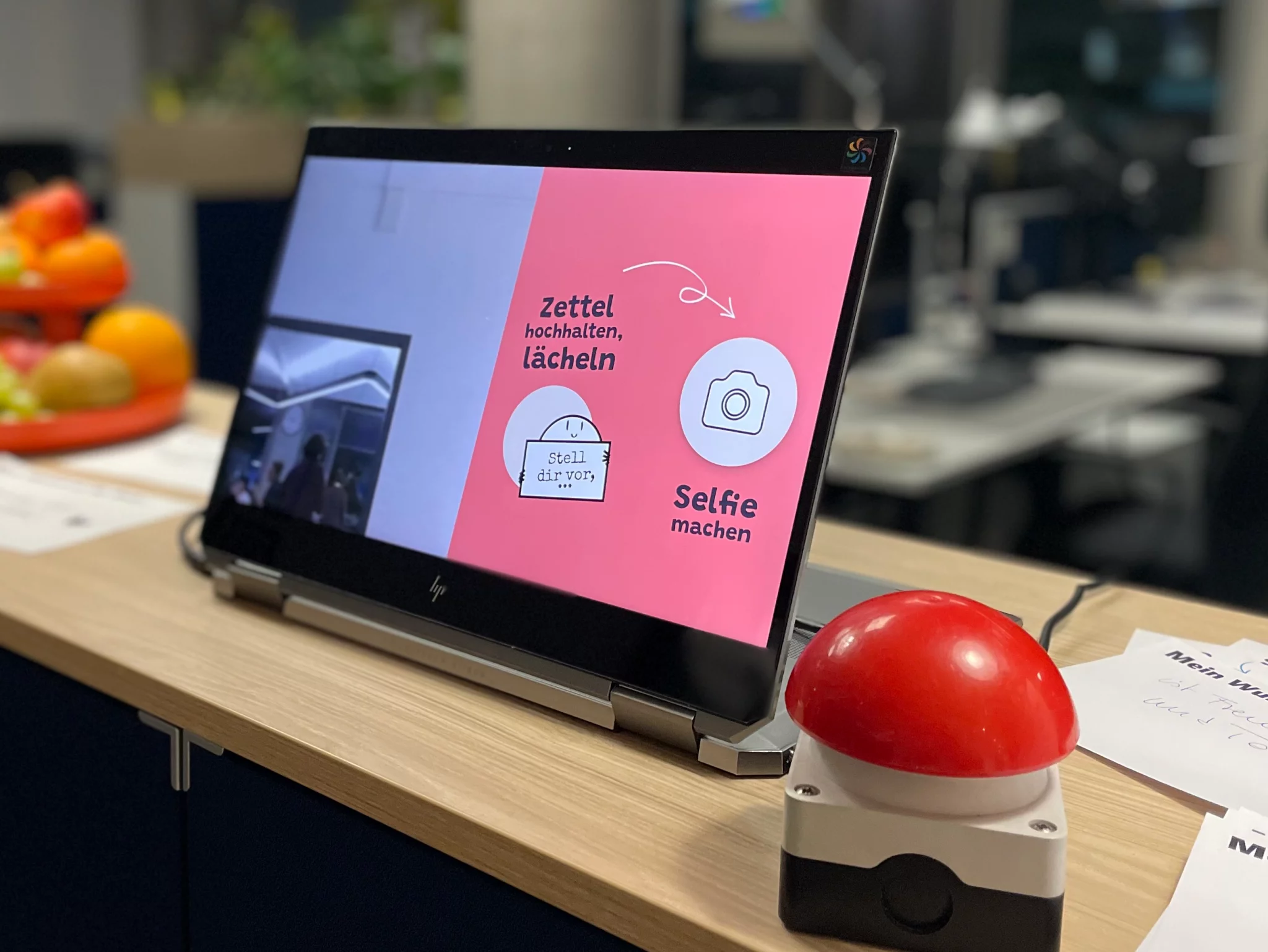 Foto eines Bildschirmes mit YAYminator-Oberfläche und Buzzer im Vordergrund