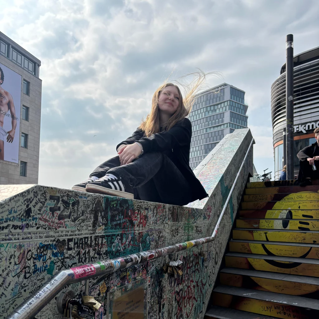 Foto von Lucia auf einer bemalten Mauer